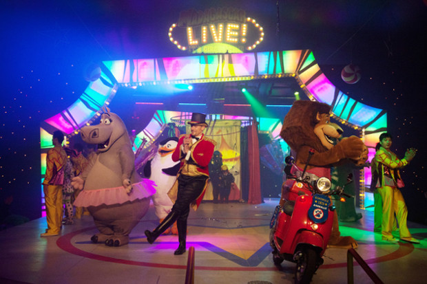 El parque temático Heide Park de Soltau presenta «Madagascar LIVE! It's Circus Time», la adaptación teatral de la película de animación. Adam Hall se encargó del diseño y el equipamiento técnico.