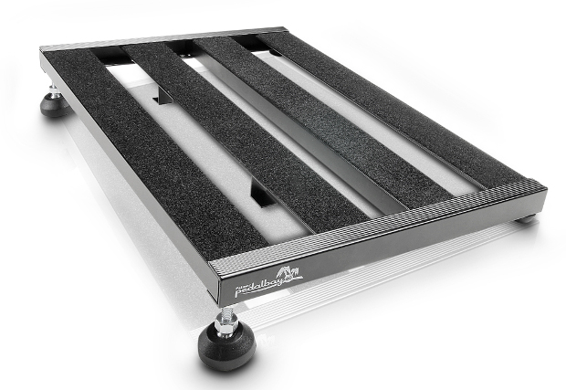 Anyone who thinks they have to fork out a wad of cash to get a high quality pedal board doesn't yet know about the Pedalbay concept from the company Palmer, based in the German state of Hesse. 