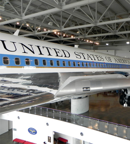 Im Mittelpunkt dieses wahrhaft riesigen Veranstaltungsortes steht US-Präsident Ronald Reagans „Dienstjet“ Boeing 707, der auf drei gigantischen, freistehenden Säulen verankert ist.
