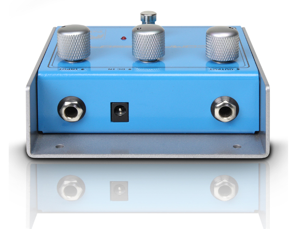 Double jack for input and output, and standard DC port for the power cord which, as is standard with small pedals, is not included in delivery. 