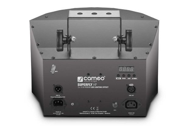 En el panel posterior tiene tomas eléctricas de entrada y salida, conectores DMX y botones de configuración del menú con una pantalla de cuatro dígitos