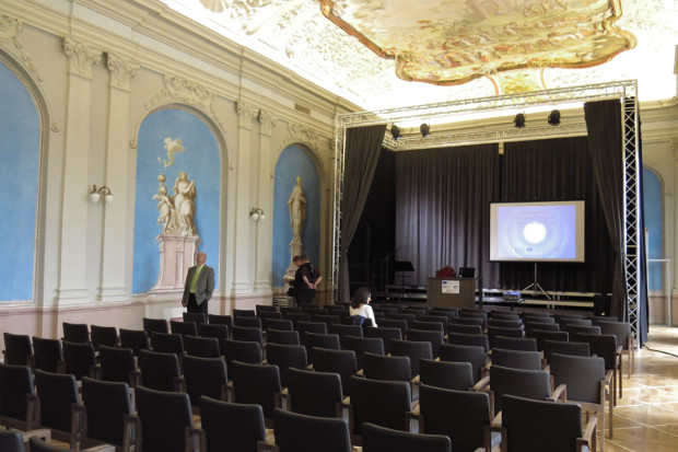 Adam Hall présent à la cérémonie d'inauguration du monastère des prémontrés à Teplá en République tchèque.