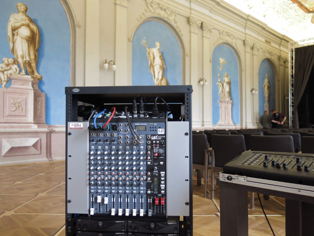 Ont notamment été utilisés des enceintes Stinger 10G2, le MAUI 28 et la console de mixage LAX 12 D USB de LD Systems pour la sonorisation. 