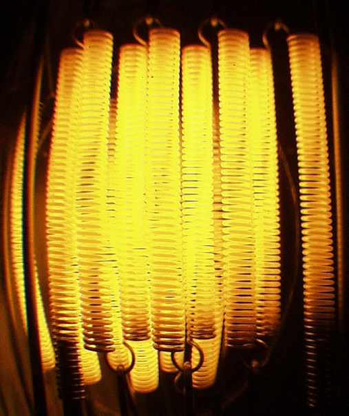 Filamentos de tungsteno incandescentes en una lámpara halógena