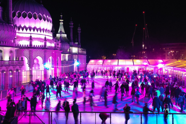 Cameo affronte le temps britannique – le ZENIT® W600 pour la patinoire installée devant  le Royal Pavilion de Brighton