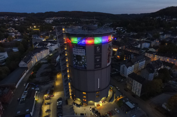 Architekturbeleuchtung in luftiger Höhe – Cameo ZENIT® W300 beleuchten den SKYWALK des Gaskessel Wuppertal
