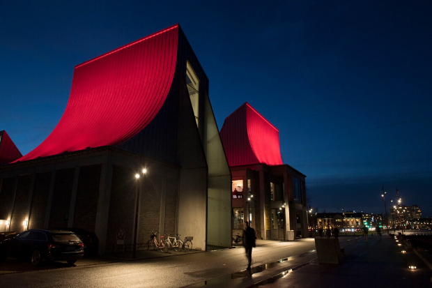 Glühende Dächer für den Meister – Cameo ZENIT® W300 beleuchten das UTZON Center in Dänemark