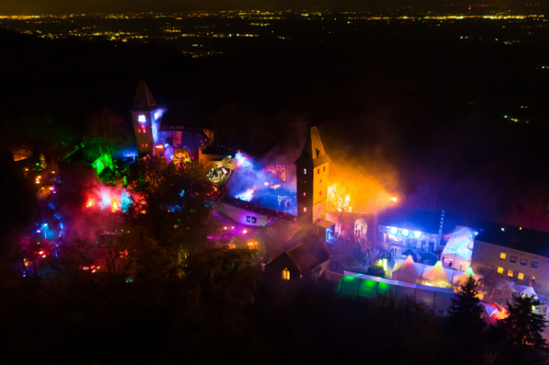 Luz terrorífica en Hesse: Cameo ilumina el evento de Halloween en el Castillo de Frankenstein