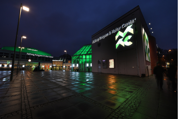 Sostenible, versátil, moderno – El Aalborg Kongres y Kultur Center instala más de 200 focos de Cameo