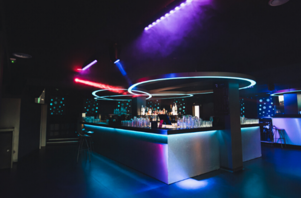 Un lugar moderno de peregrinación: Cameo ilumina la discoteca Rezidenca