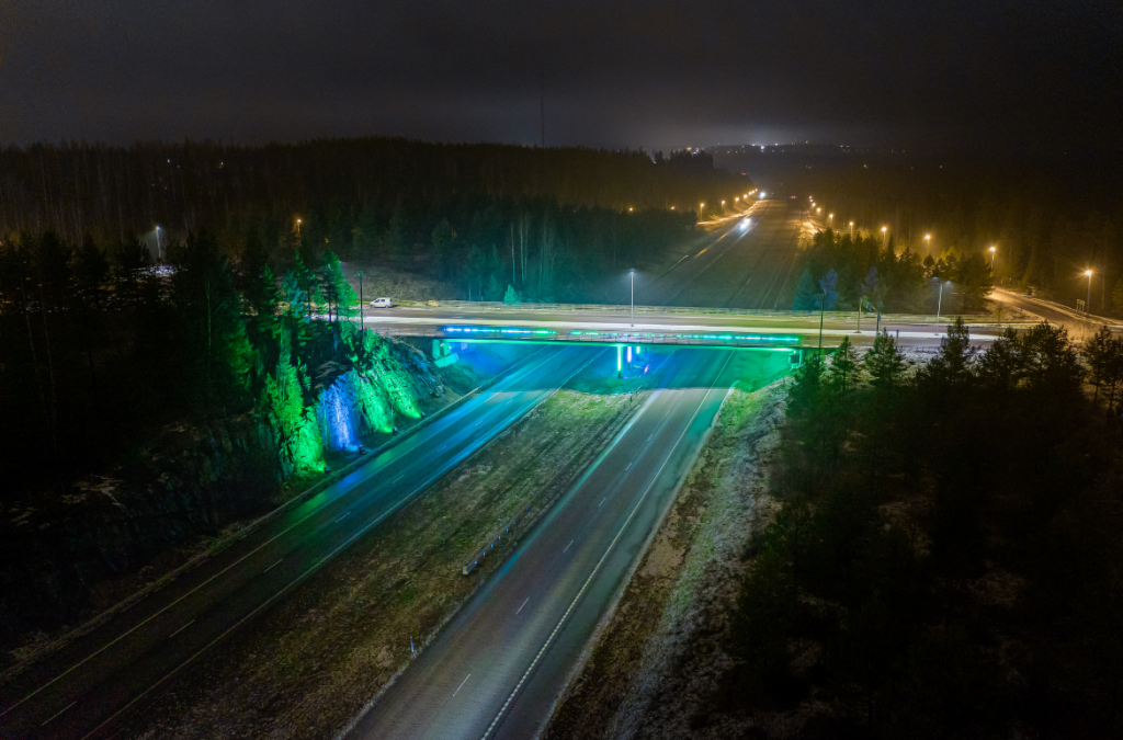 Light art sur l’autoroute – Cameo éclaire les « Sept Frères » en Finlande