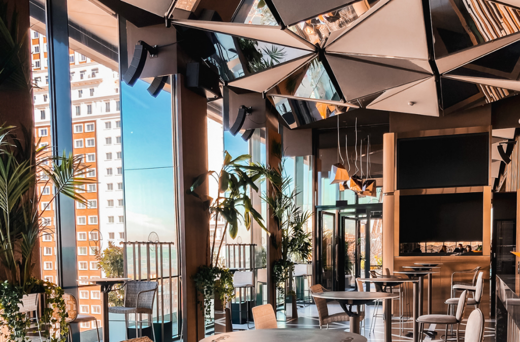 Faire la fête en haut, dormir en bas – LD Systems CURV 500® assure la sonorisation du Gingko Sky Bar dans l’hôtel design 5 étoiles de Madrid.