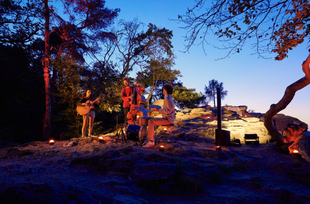 La nature s’illumine – Humblo se produit lors de concerts en forêt avec la technologie d’éclairage à batterie de Cameo