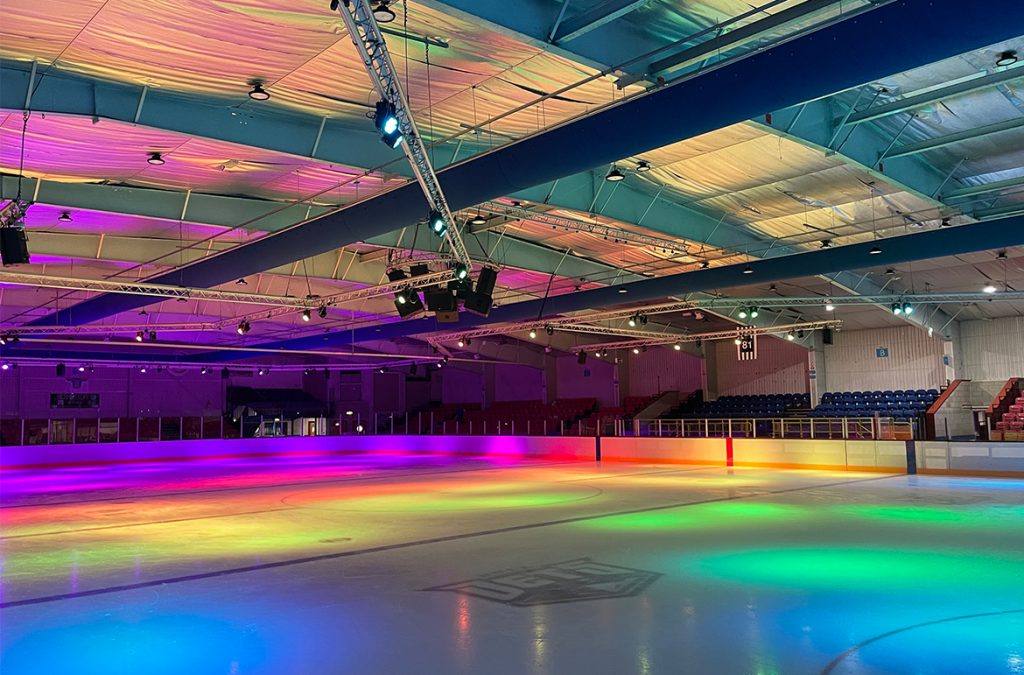 Beschallung aus der Mitte, Licht von allen Seiten – LD Systems und Cameo hauchen der Hull Ice Arena neues Leben ein