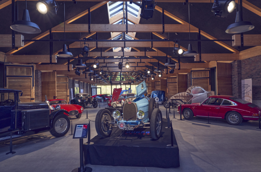 Lumière moderne pour les vieilles carrioles – les F2 FC de Cameo illuminent une exposition de voitures de collection au Danemark