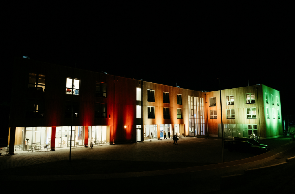 El futuro brilla a todo color: Cameo ilumina la inauguración del nuevo edificio de la Universidad de Witten/Herdecke