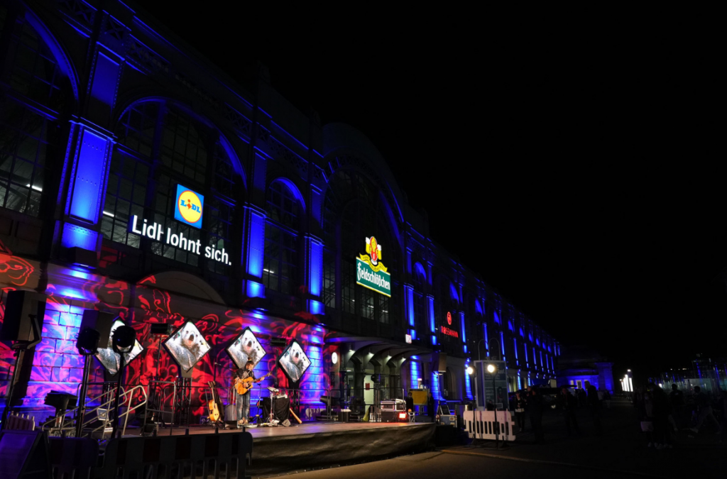 Ils valent toujours le détour – les ZENIT® W300 de Cameo illuminent la gare centrale de Dresde