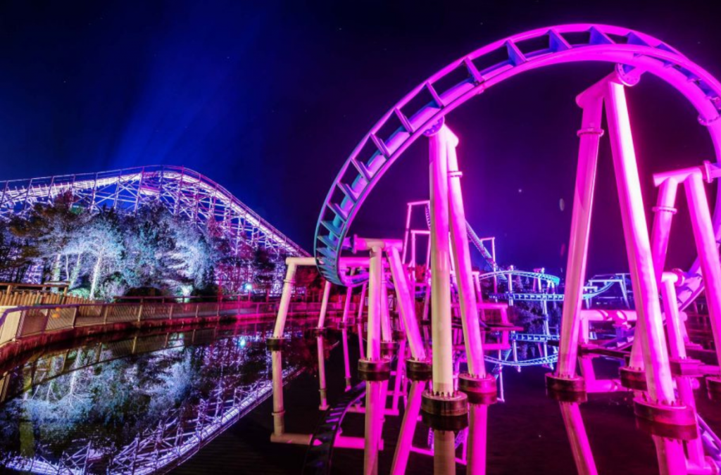 Espectáculo de luces después de la puesta de sol: Cameo ilumina el Fårup Sommerland en Dinamarca