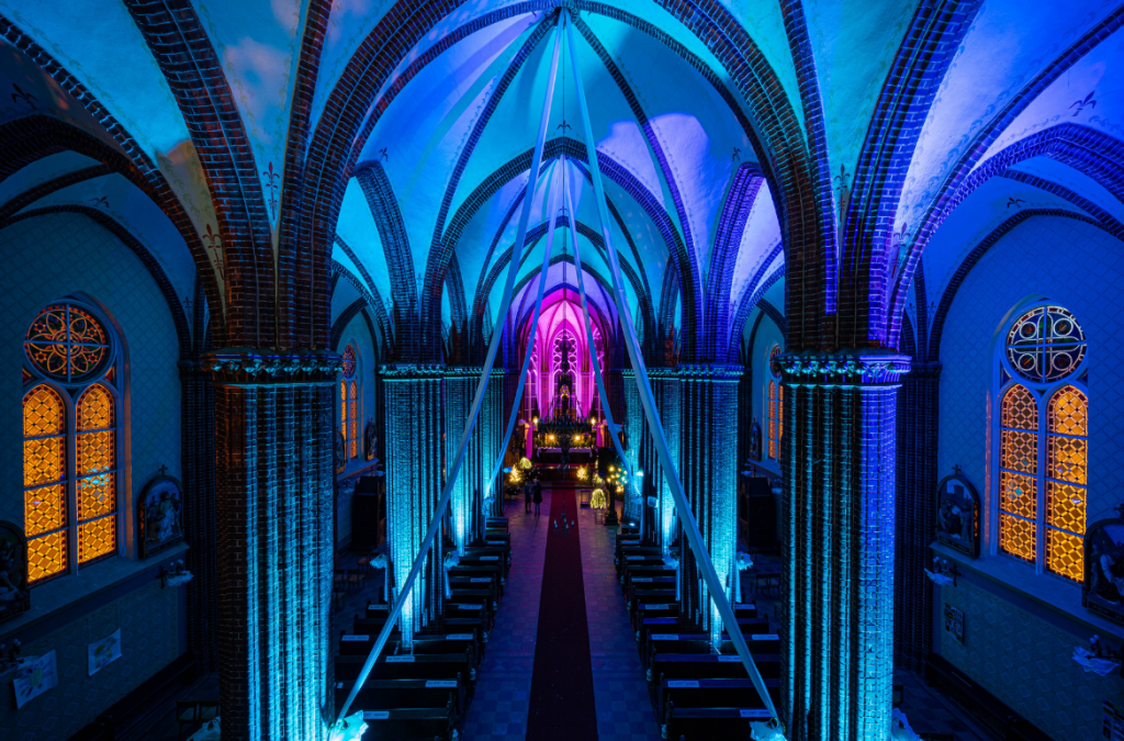 Une installation d’éclairage festive avec Cameo au sein de l’église Sacred Heart of Jesus de Vilaka, en Lettonie