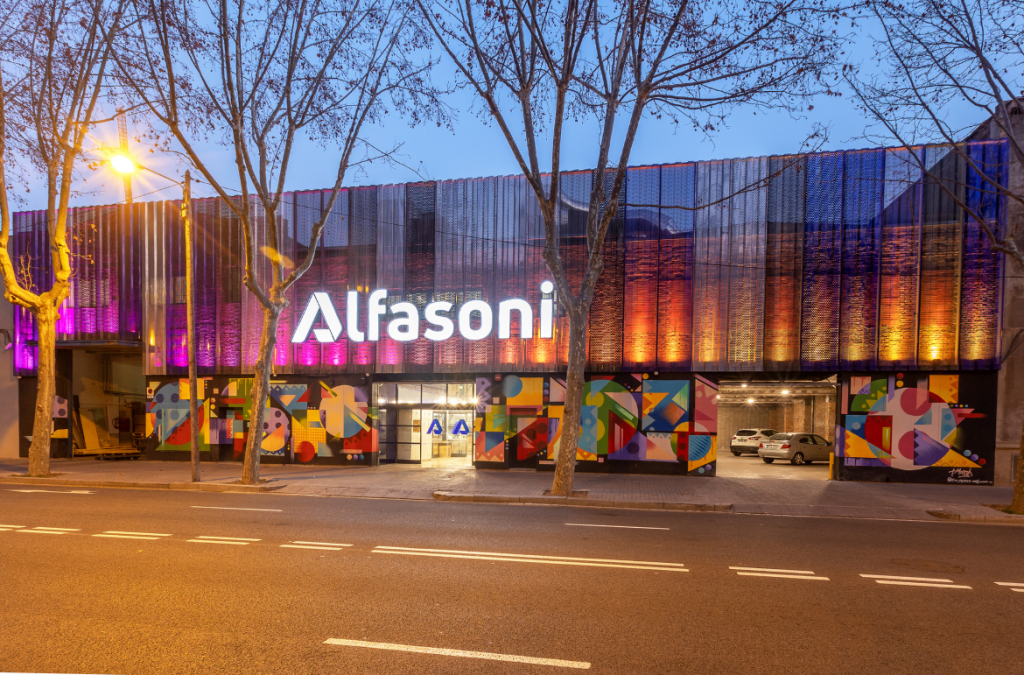 Echter Blickfang: Alfasoni Music Store in Barcelona illuminiert Außenfassade mit Cameo