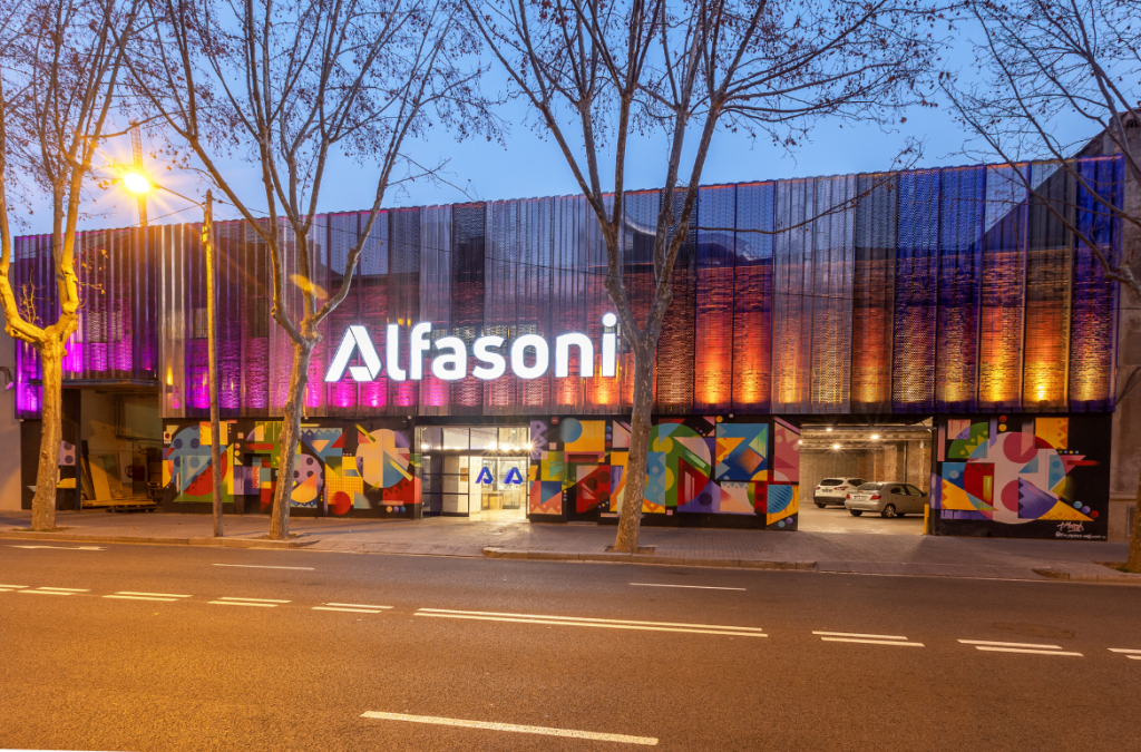 Un auténtico impacto visual: La tienda de música Alfasoni en Barcelona ilumina la fachada exterior con Cameo