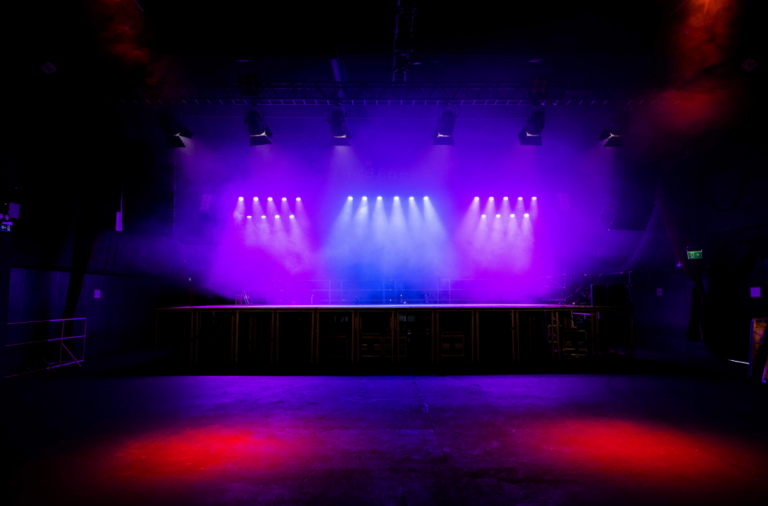 Cameo Light Installation at Live Music Hall with ZENIT Z120 G2 PAR spotlights and pole-operated F4 Fresnel Spotlights