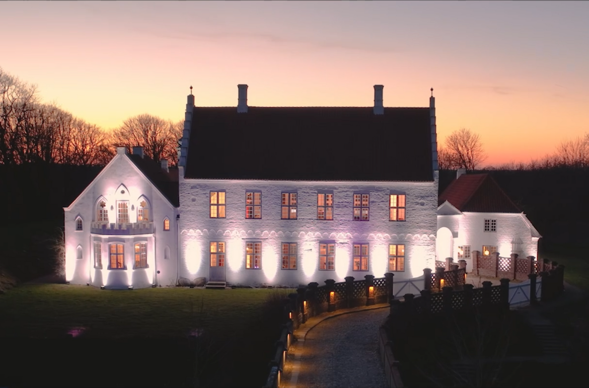 Un conte de fées : Cameo éclaire l’hôtel Nørre Vosborg à l’aide des nouveaux projecteurs wash de la série ZENIT®