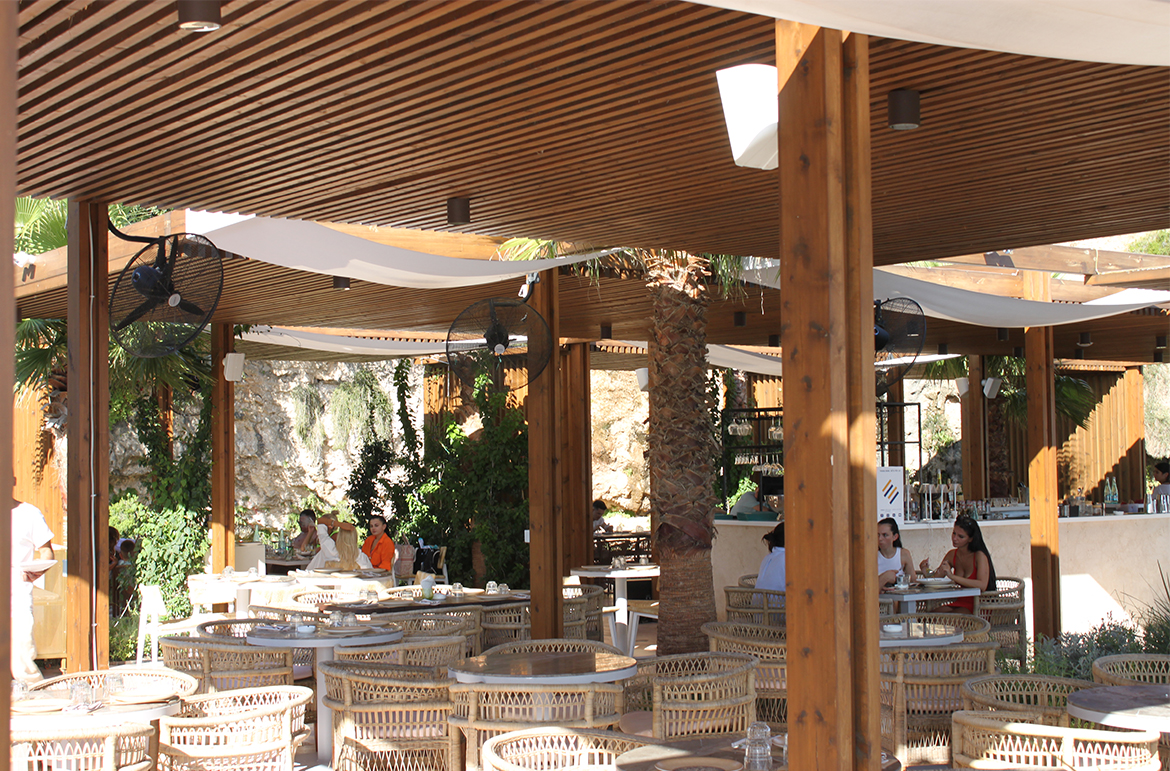 Disfrutar con un sonido Premium – LD Systems DQOR® proporciona sonido para un restaurante en la costa de Albania