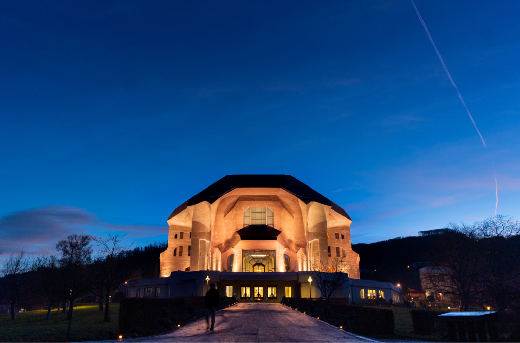 Cameo veille – 50 projecteurs ZENIT W300 illuminent le Goetheanum