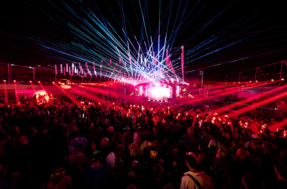 Cameo ilumina el escenario NOWHERE de Shangri-La en el Festival de Glastonbury 2024