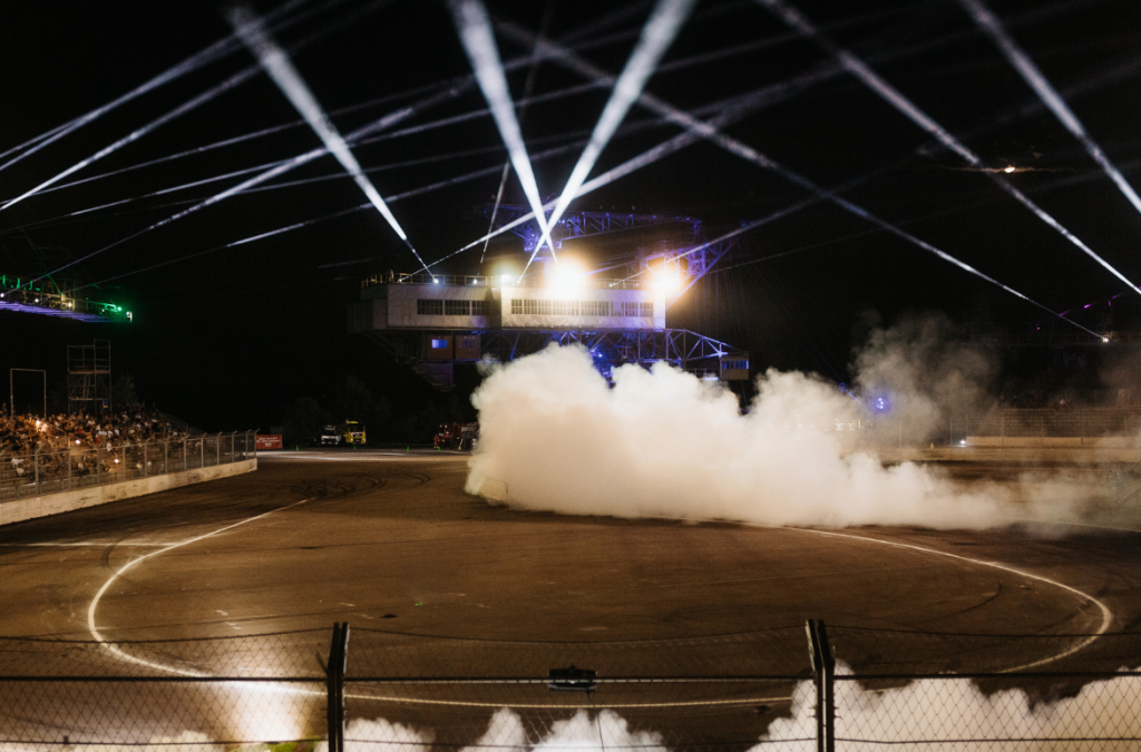 Drifts, proyectores y excavadoras: Cameo ORON® H2 ilumina el festival Iron Drift King