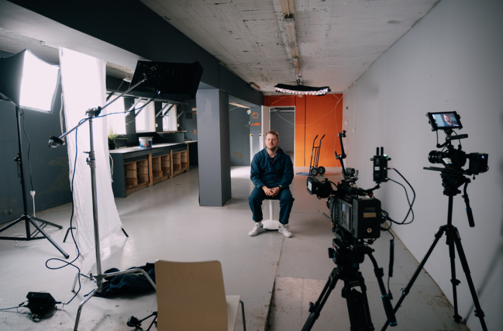 Between YouTube and the Film Set – Interview with Eirik from Living Room Gear Demos on the Cameo S4 IP with Cameo Light Softlight Panel s4 IP 65